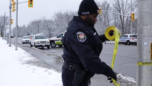 Un policier au travail.