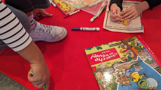 Des enfants colorient.