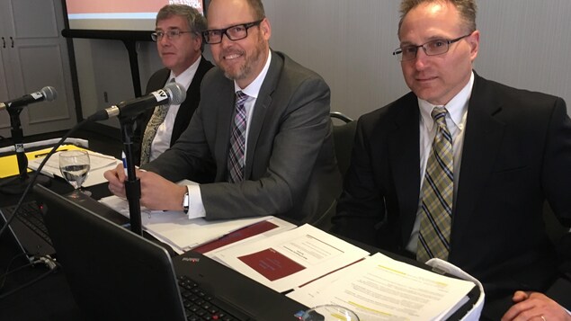 Ces hauts dirigeants de Service Nouveau-Brunswick, de gauche à droite Alan Roy, Charles Boulay et Stephen Ward, ont établi en avril une chronologie des décisions qui ont mené au fiasco des évaluations foncières. Ces hauts dirigeants de Service Nouveau-Brunswick, de gauche à droite Alan Roy, Charles Boulay et Stephen Ward, ont établi en avril une chronologie des décisions qui ont mené au fiasco des évaluations foncières.