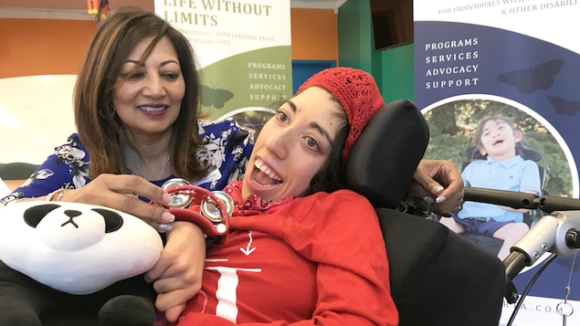 Mezaun Lakha-Evin est penchée vers Shari Lakha-Evin, atteinte de paralysie cérébrale.