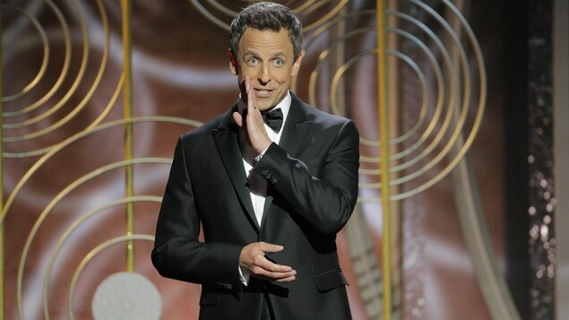Seth Meyers fait mine de confier un secret au public. Seth Meyers fait mine de confier un secret au public.