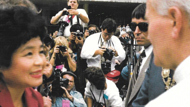 La femme et le pape se rencontrent devant les photographes en 1984 La femme et le pape se rencontrent devant les photographes en 1984