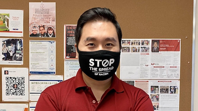 聯邦自由黨議員陳圣源戴著“停止散播種族主義”的口罩。