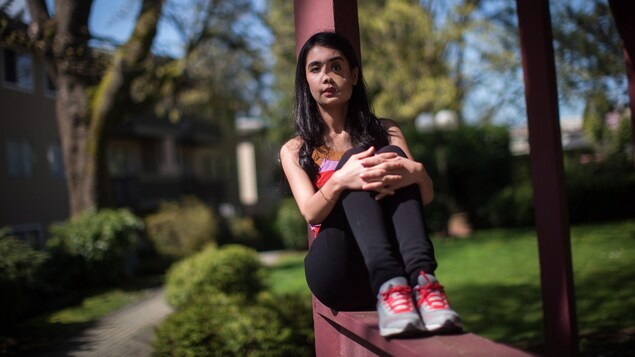 Shakila Zareen assise dans un parc. Shakila Zareen assise dans un parc.
