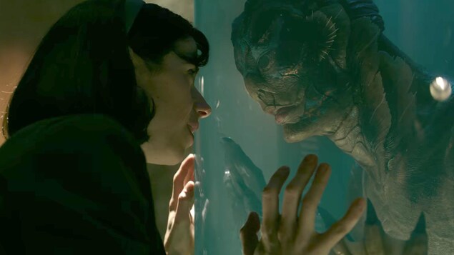 Sally Hawkins regarde avec la créature à travers la vitre de son aquarium, dans le film The Shape of Water. Sally Hawkins regarde avec la créature à travers la vitre de son aquarium, dans le film The Shape of Water.