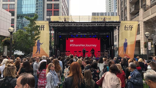 Des centaines de personnes se sont rassemblées au centre-ville de Toronto à l'occasion de l'événement Share Her Journey.
