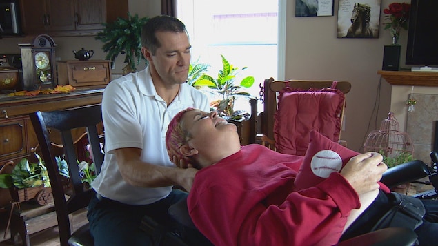 Sharon Krar avec son chiropraticien Sharon Krar avec son chiropraticien