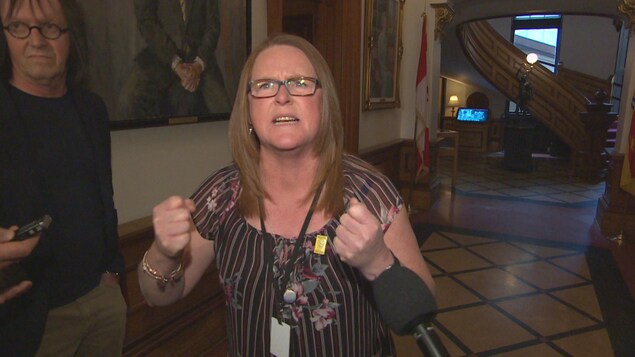Sharon Teare, du SCFP, devant les caméras.