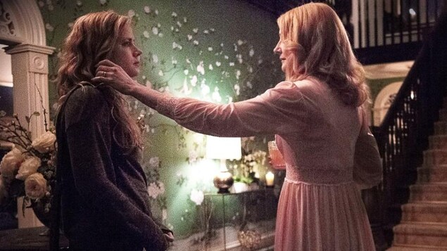 Une scène de la série Sharp Objects , avec Amy Adams (à gauche) Une scène de la série Sharp Objects , avec Amy Adams (à gauche)