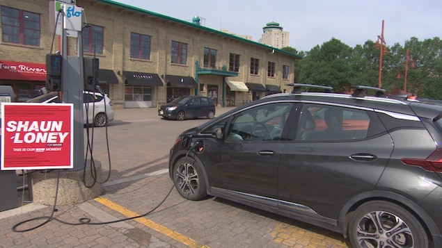 Le candidat à la mairie Shaun Loney veut que Winnipeg mise sur la voiture électrique