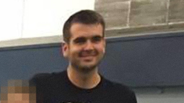 Photo d'un homme dans un gymnase.