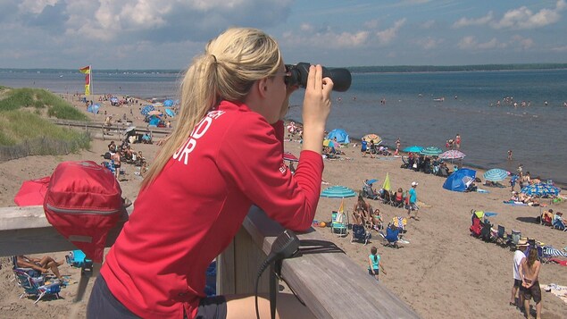 Une maître-nageuse surveille la plage Parlee Une maître-nageuse surveille la plage Parlee