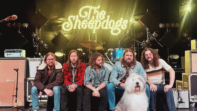 Les Sheepdogs sur la scène, avec Ricky Paquette au centre, et un chien.