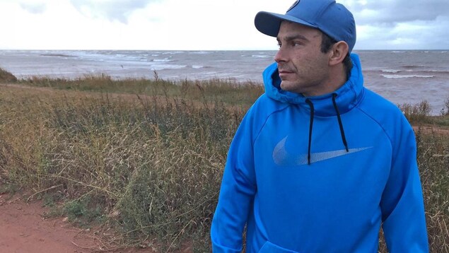 Sheldon DesRoches regarde en direction de la mer. Sheldon DesRoches regarde en direction de la mer.