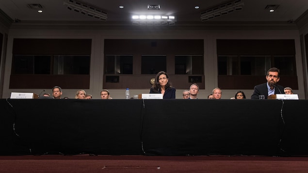 Sheryl Sandberg, de Facebook, et Jack Dorseay, de Twitter, lors d'un témoignage au Congrès. La place réservée pour un représentant de Google est vide. Sheryl Sandberg, de Facebook, et Jack Dorseay, de Twitter, lors d'un témoignage au Congrès. La place réservée pour un représentant de Google est vide.