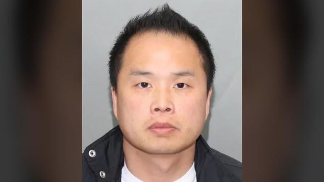 Une photo d'un homme de face.