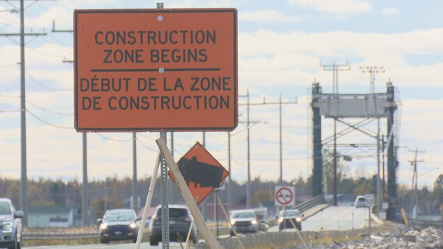 Une enseigne le long de la route indiquant les travaux.
