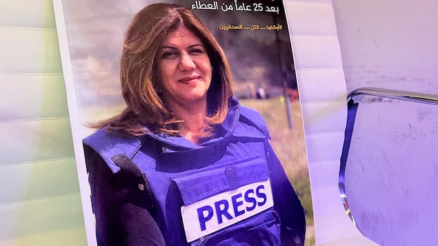 Une affiche montrant Shireen Abu Akleh avec une veste pare-balles.