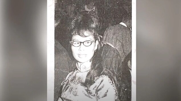 Une photo de l'époque en noir et blanc de Shirley Soosay dans une soirée.