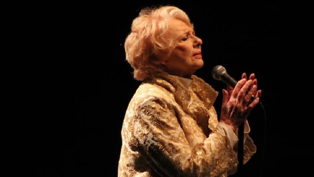 Shirley Théroux chante devant un micro.