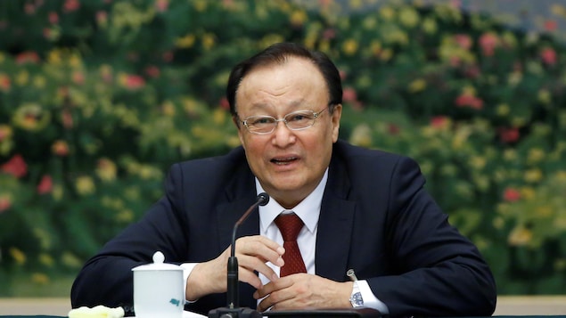 Le gouverneur du Xinjiang parle dans un micro lors d'une conférence. Le gouverneur du Xinjiang parle dans un micro lors d'une conférence.