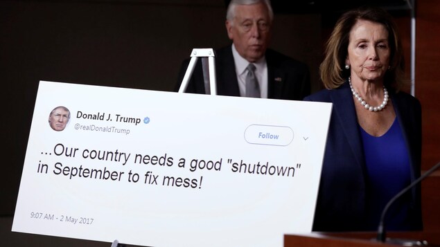 Nancy Pelosi passe devant l'affiche. Nancy Pelosi passe devant l'affiche.