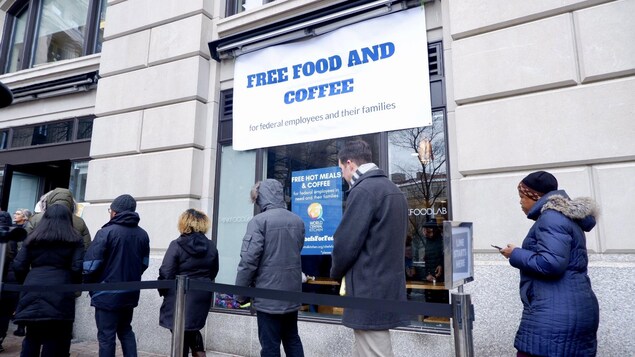Des employés fédéraux attendent de recevoir un repas gratuit, au centre-ville de Washington.