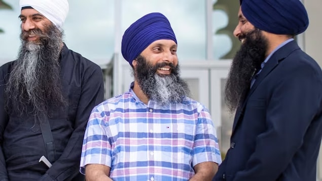 Hardeep Singh Nijjar sourit en compagnie d'amis.