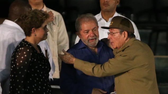 Deux anciens présidents du Brésil, Dilma Rousseff et Luiz Inacio Lula da Silva, en compagnie du chef d'État cubain, Raul Castro. Deux anciens présidents du Brésil, Dilma Rousseff et Luiz Inacio Lula da Silva, en compagnie du chef d'État cubain, Raul Castro.