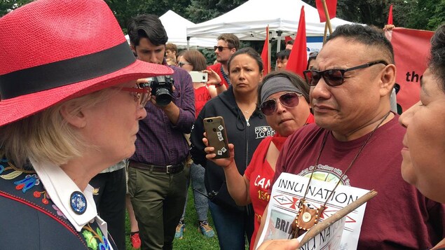 La ministre Carolyn Bennett et le chef innu Simeon Tshakapesh La ministre Carolyn Bennett et le chef innu Simeon Tshakapesh