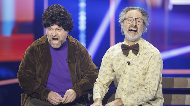 Les deux personnages font des grimaces sur la scène des Olivier.