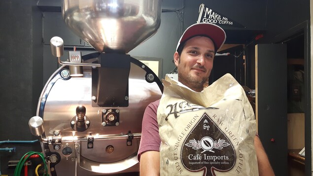 Simon Fabi, propriétaire du café Cantook à Québec, a récemment acheté des grains de café à 30 $ US la livre. Simon Fabi, propriétaire du café Cantook à Québec, a récemment acheté des grains de café à 30 $ US la livre.