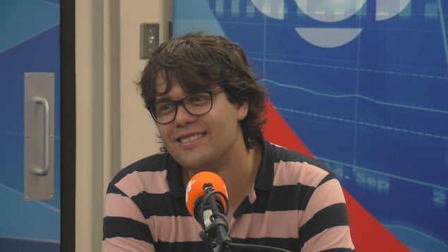 Simon Girard en entrevue dans les studio de Radio-Canada Simon Girard en entrevue dans les studio de Radio-Canada
