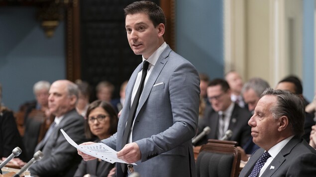 Simon Jolin-Barrette parle à l'Assemblée nationale. François Legault est assis à côté de lui.