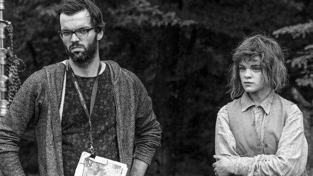 Le réalisateur Simon Lavoie et l'actrice Marine Johnson sur le plateau de tournage du film « La petite fille qui aimait trop les allumettes » Le réalisateur Simon Lavoie et l'actrice Marine Johnson sur le plateau de tournage du film « La petite fille qui aimait trop les allumettes »