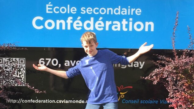 Simon devant le panneau d'affichage de l'école Simon devant le panneau d'affichage de l'école