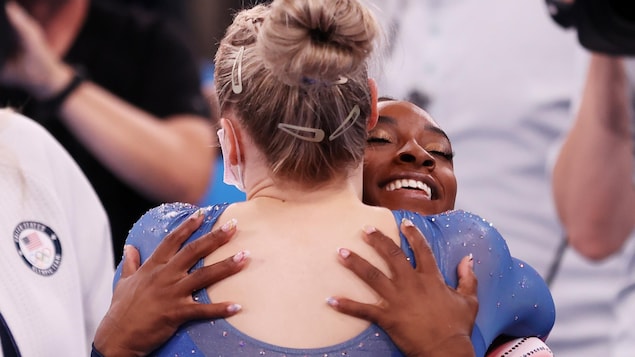 Simone Biles et Ellie Black se font une accolade.