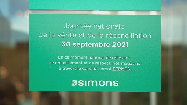 Affiche à l'entrée d'un magasin Simons annonçant la fermeture.