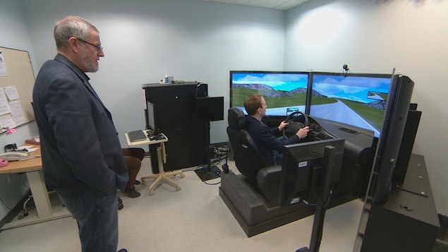Le scientifique Robert Mann  (à gauche) du Centre de toxicomanie et de santé mentale de Toronto mène des tests sur les effets du cannabis sur la conduite à l'aide d'un simulateur. 