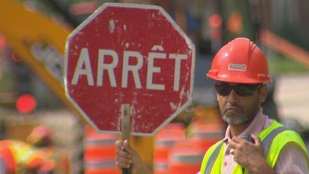 Un signaleur routier.