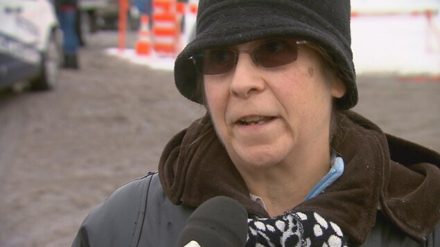 La sinistrée Lise Desjardins, a constaté l'ampleur des dégâts dans sa résidence. La sinistrée Lise Desjardins, a constaté l'ampleur des dégâts dans sa résidence.