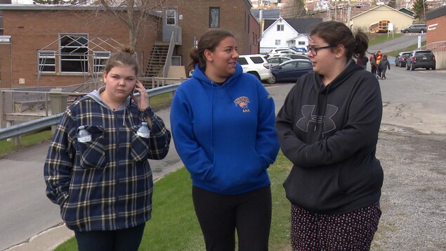 Trois étudiantes en pyjama Trois étudiantes en pyjama