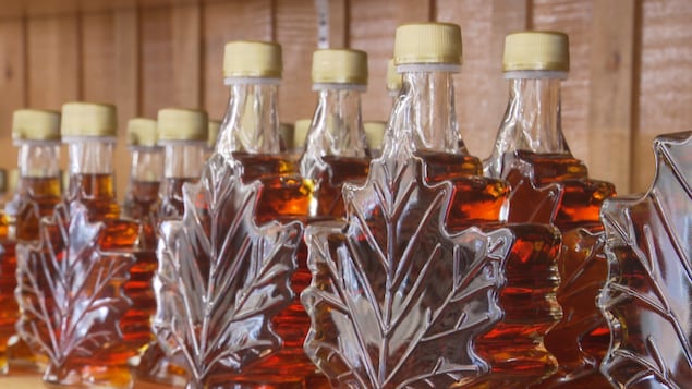 Des petites bouteilles de sirop d'érable en forme de feuilles d'érable.