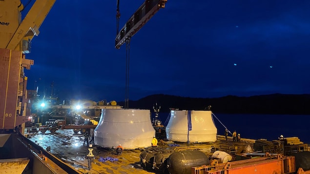 Deux roues de turbines sur un bateau cargo le soir.