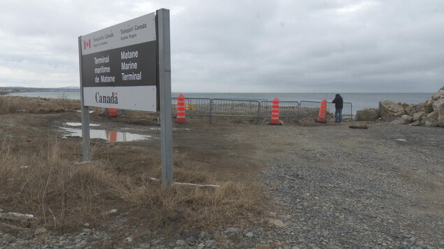 Site près du fleuve Saint-Laurent et affiche quai fédéral. Site près du fleuve Saint-Laurent et affiche quai fédéral.