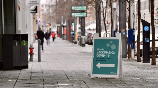 Une clinique de vaccination située au centre-ville de Montréal.