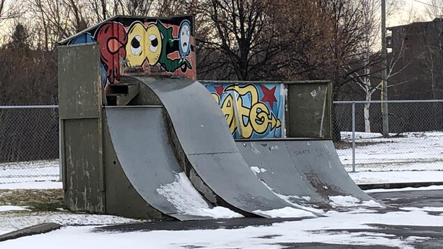 Des rampes dans un parc de planche à roulettes.