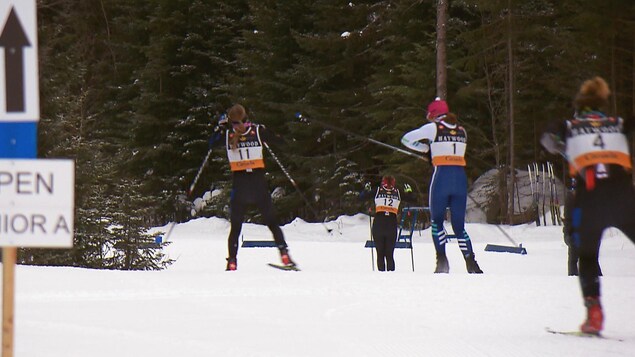 Des athlètes de ski de fond sur une piste au mont Sainte-Anne.