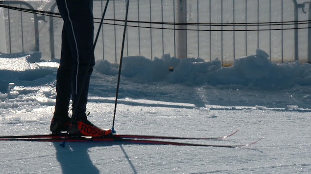 Des jambes sur des skis de fond, en hiver.