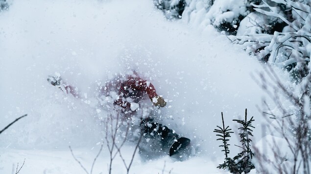 Un skieur dévale une pente très enneigée.